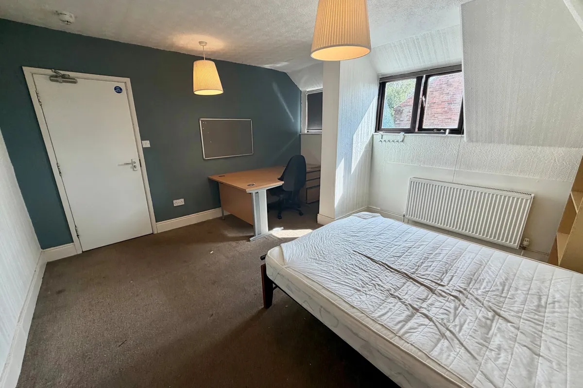 Room Forest Road West in Nottingham