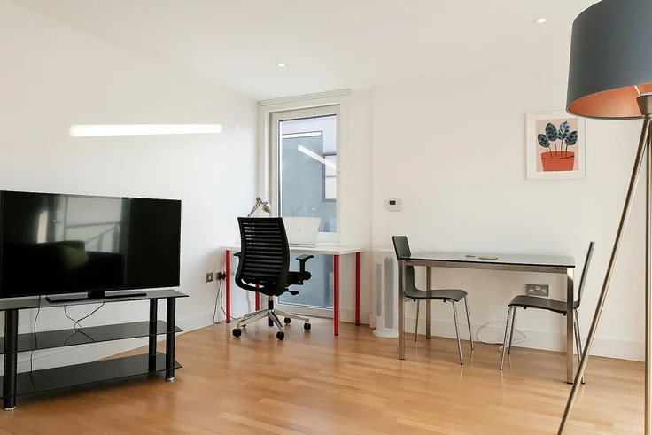 Flat Lincoln Plaza in Greater London