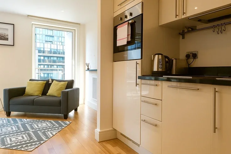 Flat Lincoln Plaza in Greater London
