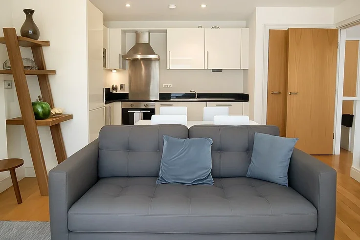 Flat Lincoln Plaza in Greater London