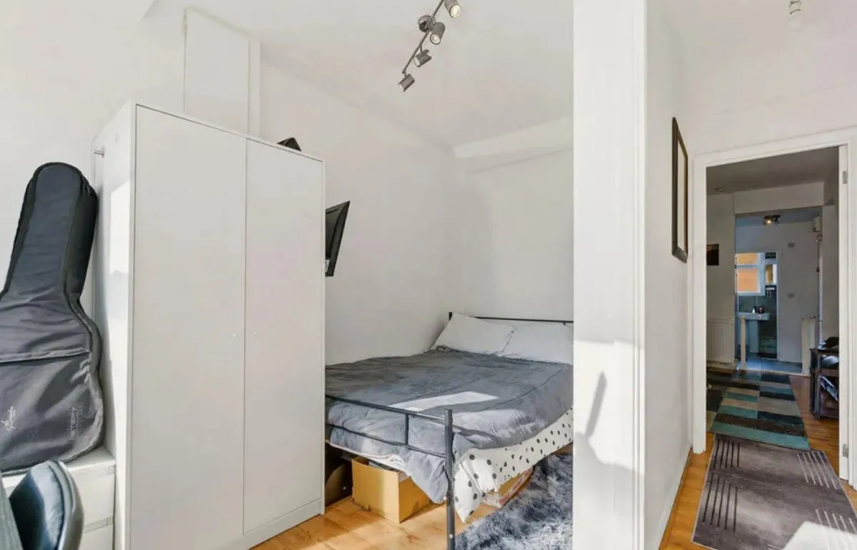 Flat Mellows Road in Greater London