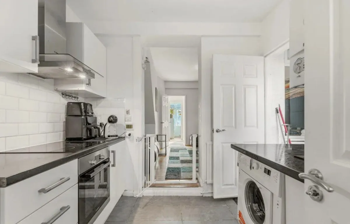 Flat Mellows Road in Greater London