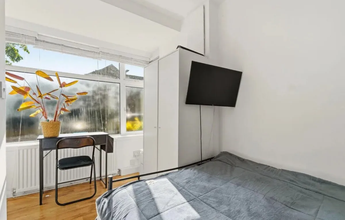 Flat Mellows Road in Greater London