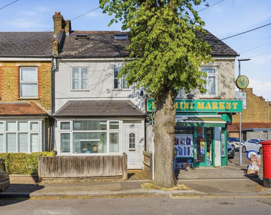 Flat Mellows Road in Greater London