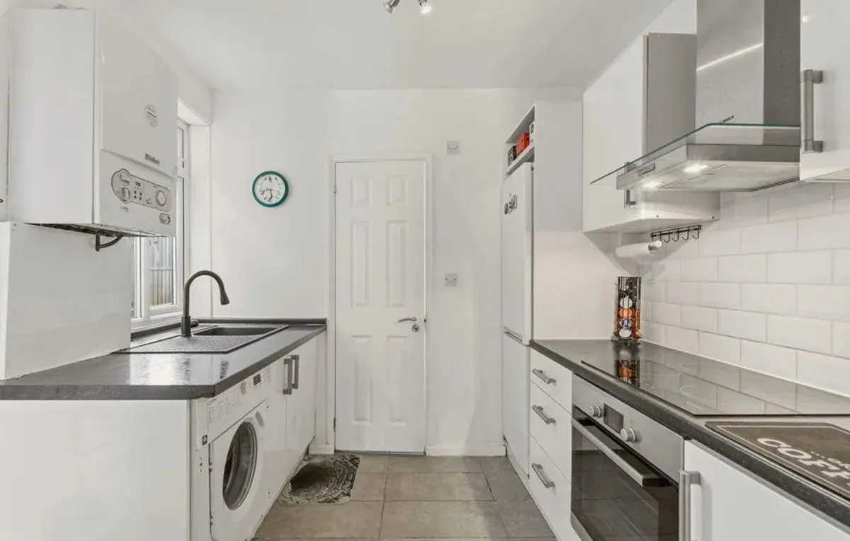 Flat Mellows Road in Greater London