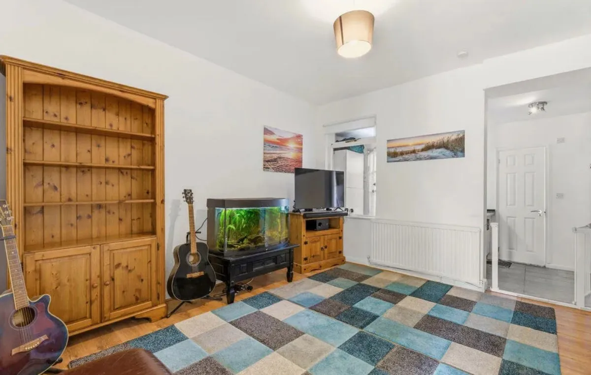 Flat Mellows Road in Greater London