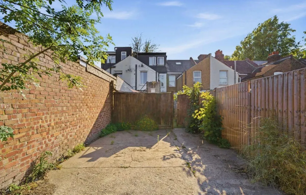Flat Mellows Road in Greater London