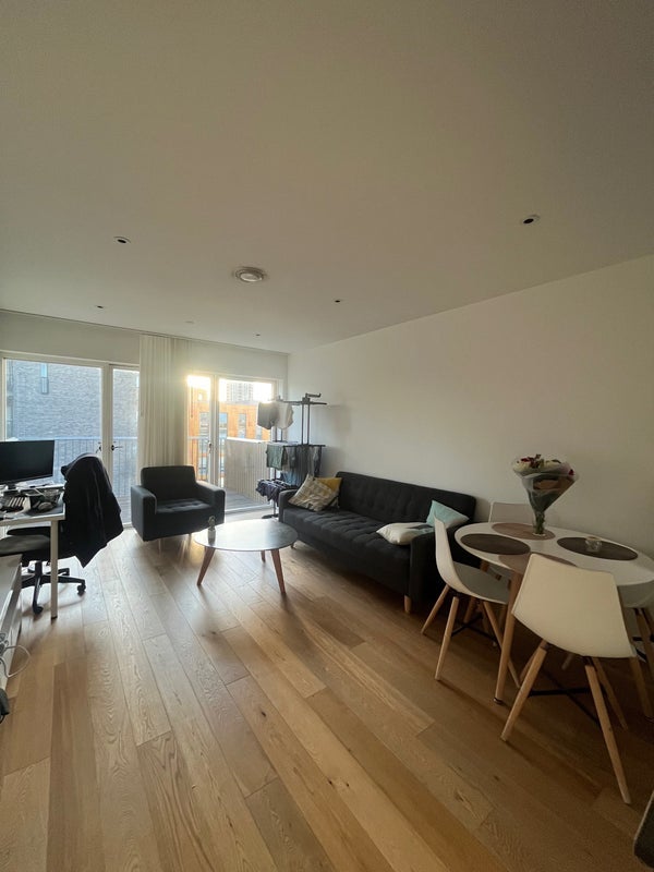 Flat Aviary Close in Greater London
