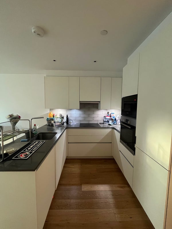 Flat Aviary Close in Greater London