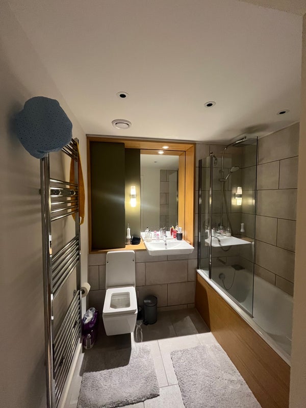Flat Aviary Close in Greater London