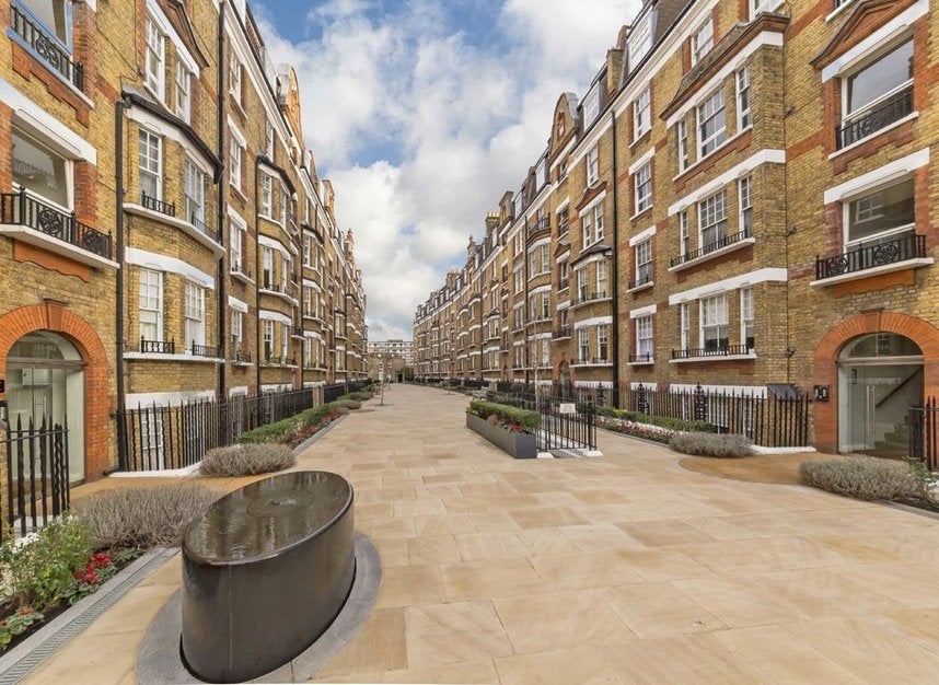 Flat Walton Street in Greater London