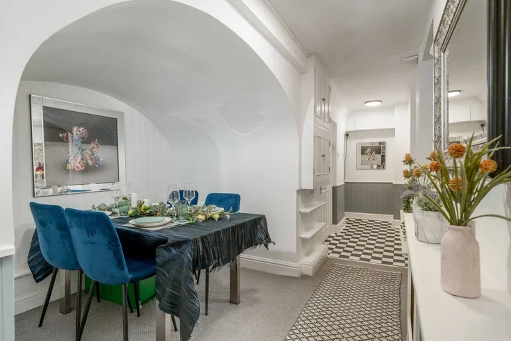Flat Ifield Road in Greater London