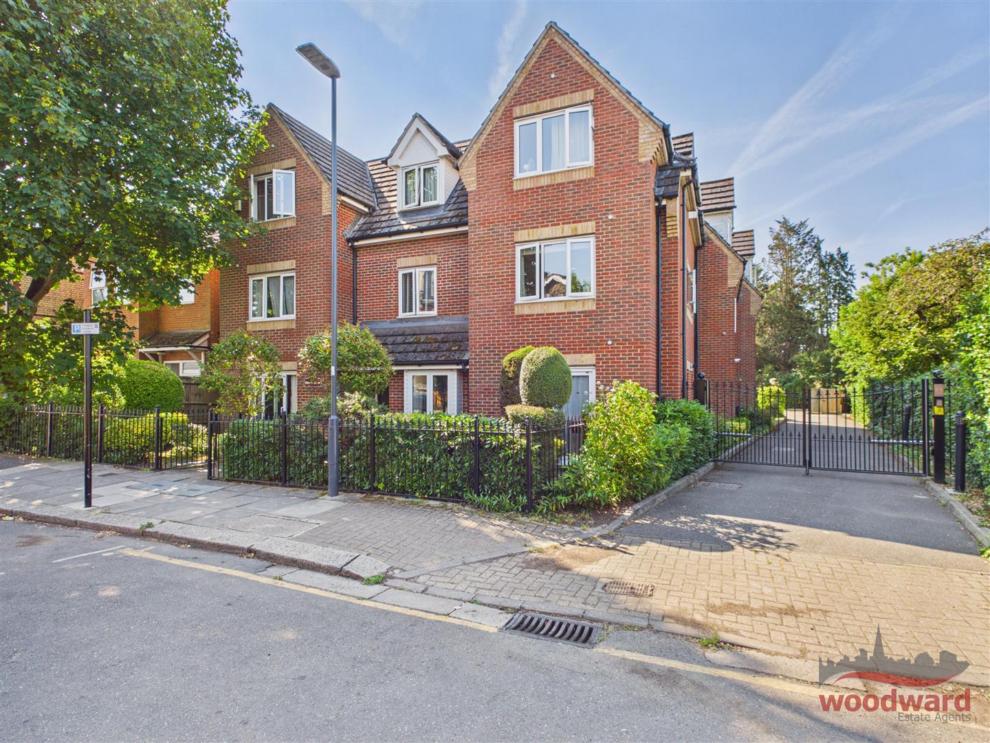 Flat Hindes Road in Greater London