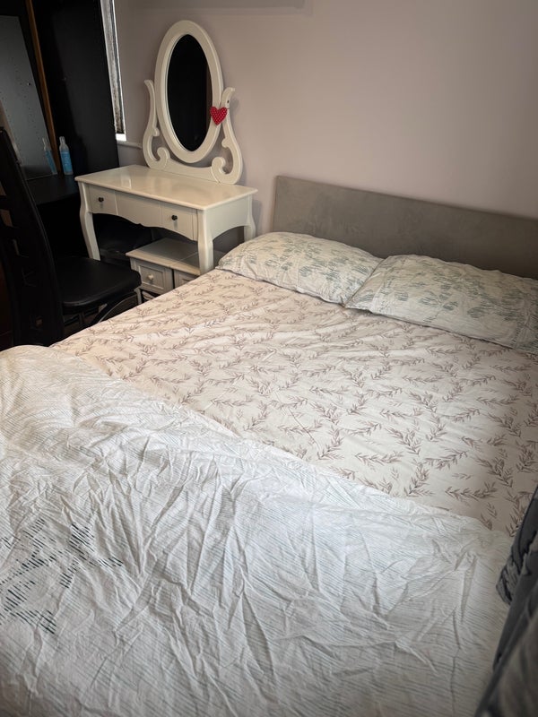 Room Tamworth Lane in Greater London
