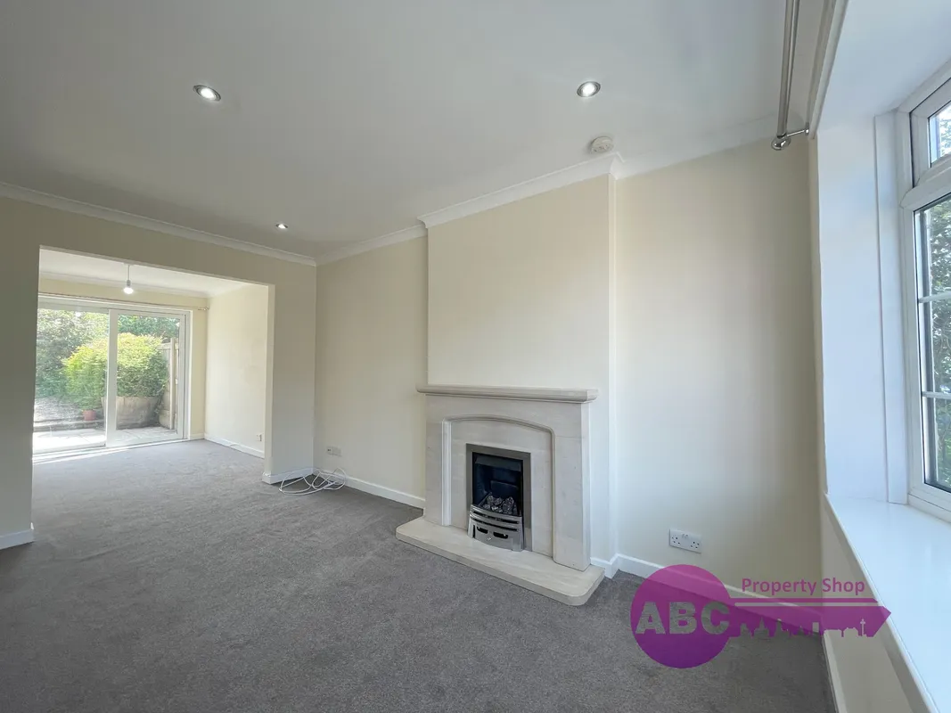 House Kingfisher Way in Moreton