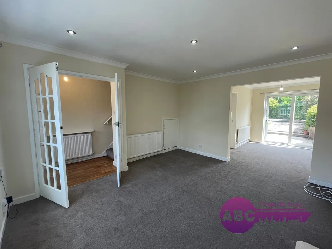 House Kingfisher Way in Moreton