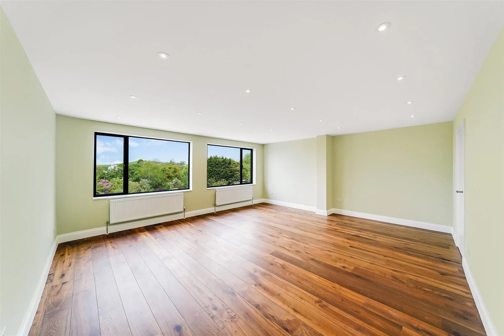 House Silverthorn Gardens in Greater London