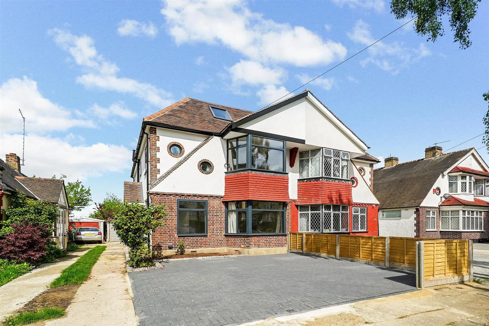 House Silverthorn Gardens in Greater London