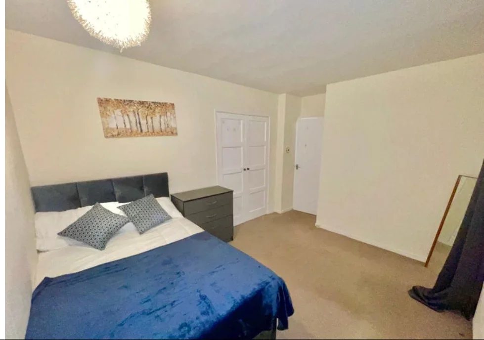 Room Halstead Road in Greater London