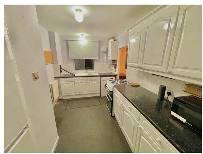 Room Halstead Road in Greater London