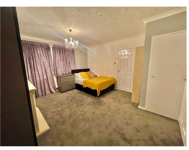 Room Halstead Road in Greater London