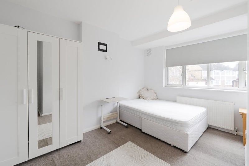 Room Somerset Close in Greater London
