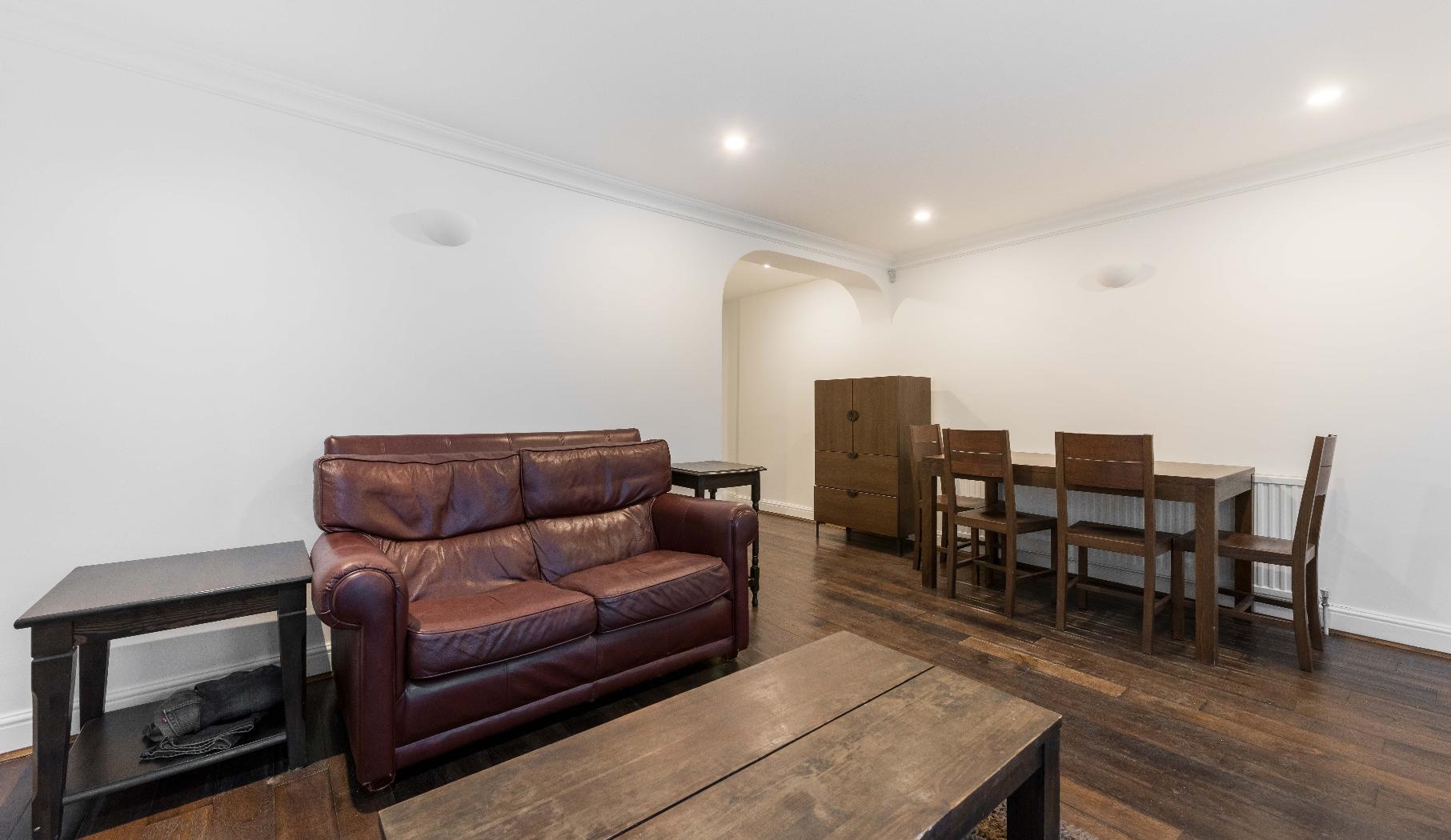 Flat Ferndale Road in Greater London