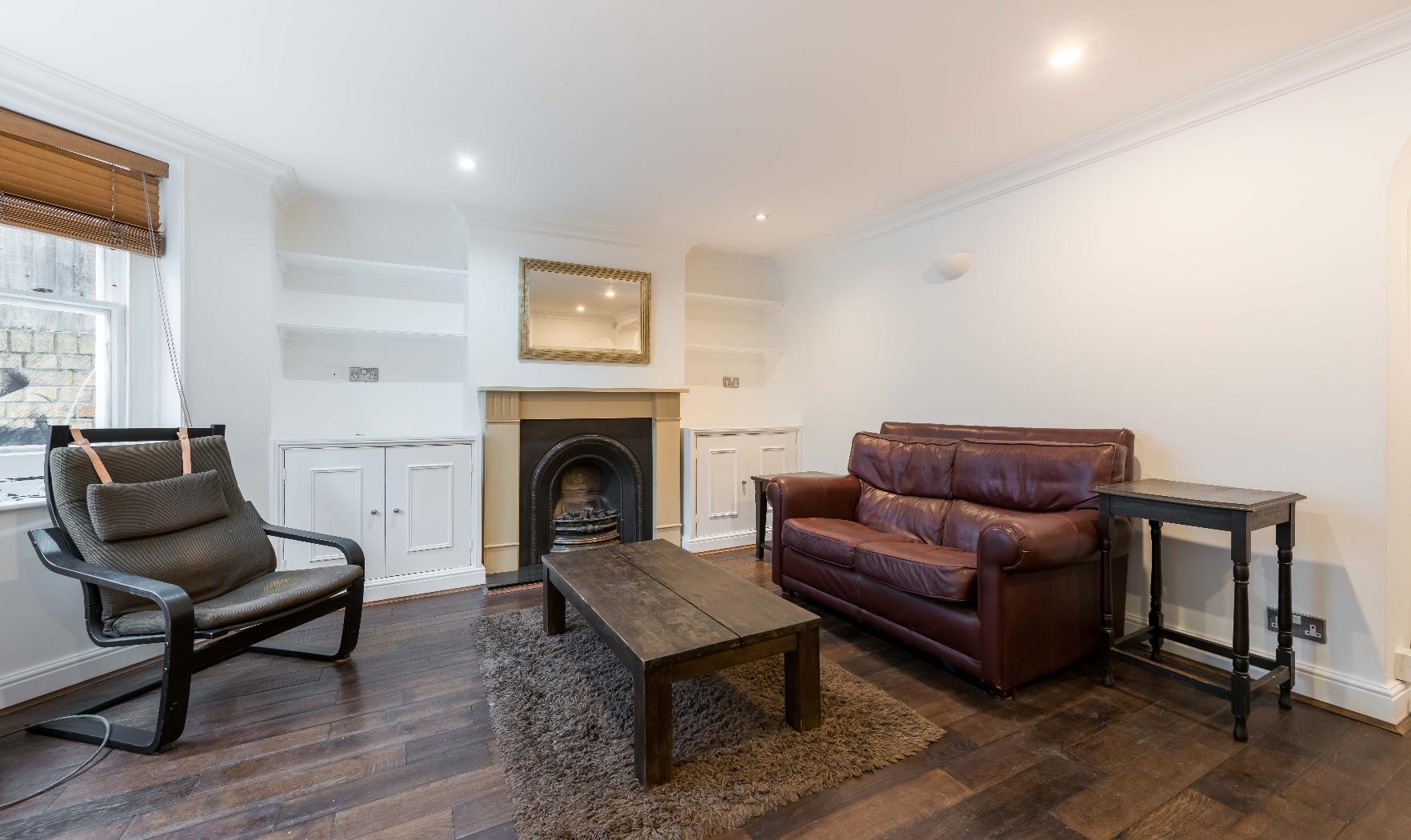 Flat Ferndale Road in Greater London
