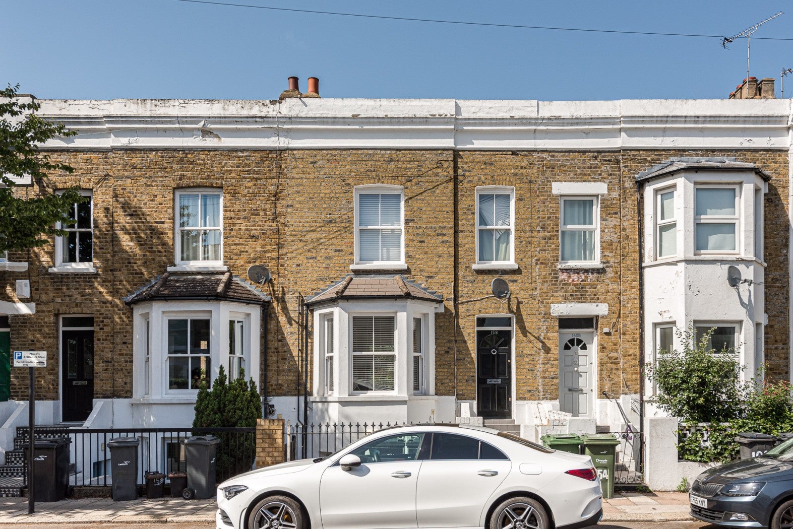 Flat Ferndale Road in Greater London