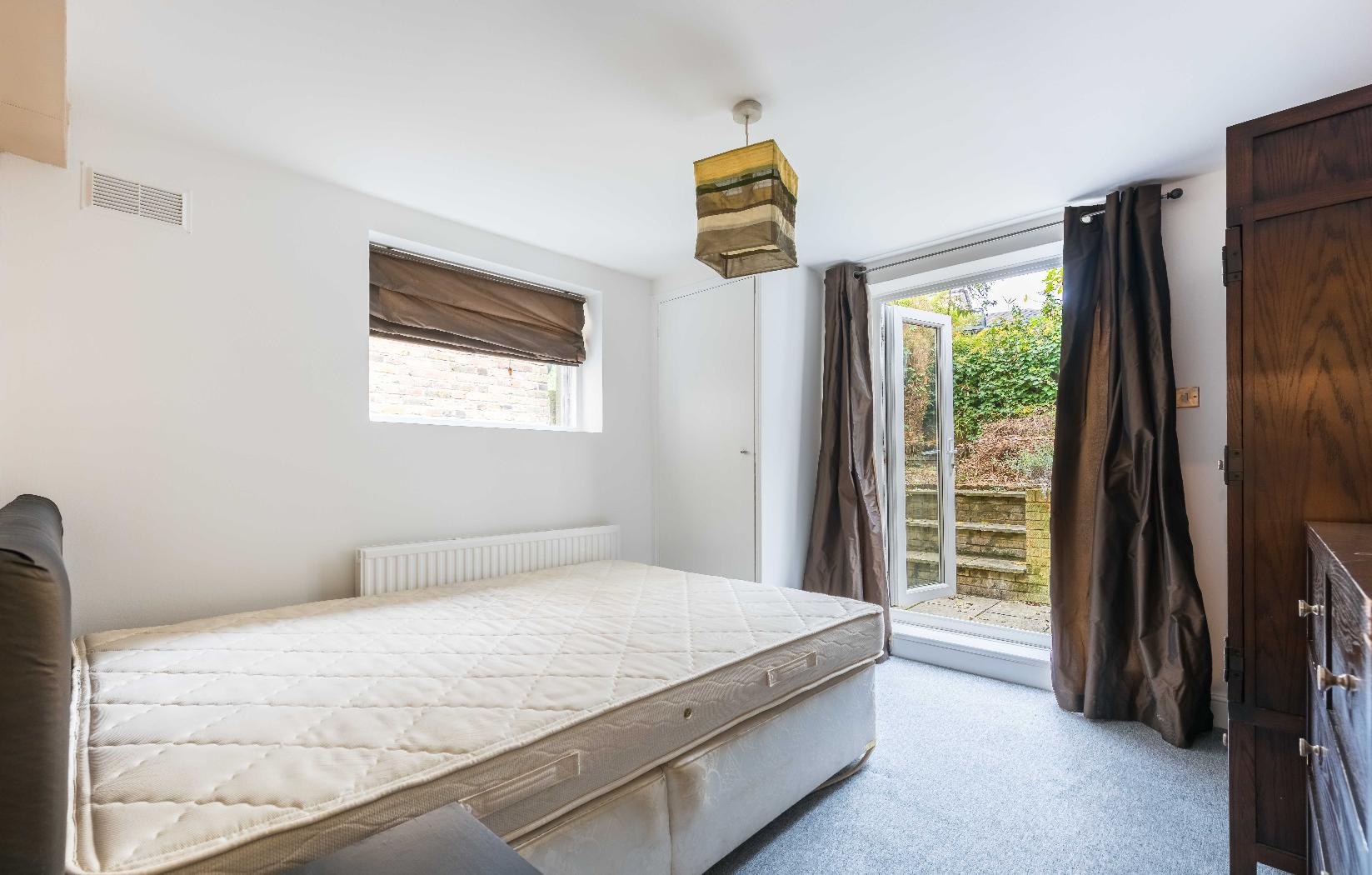 Flat Ferndale Road in Greater London