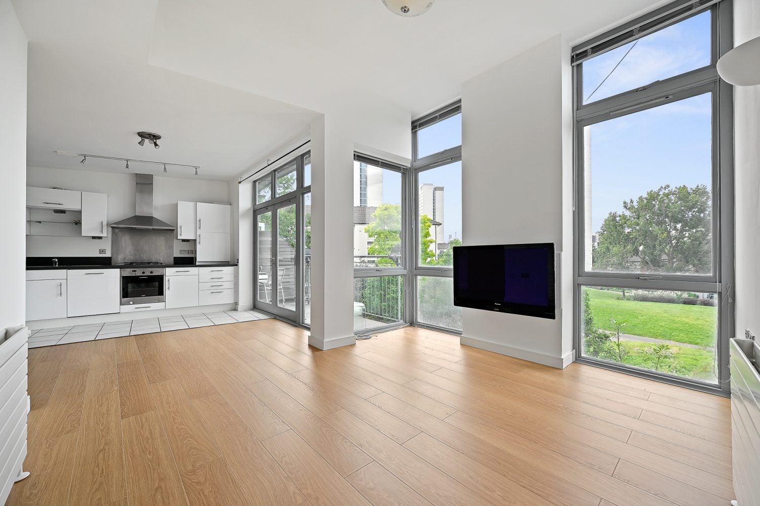 Flat Hunt Close in Greater London