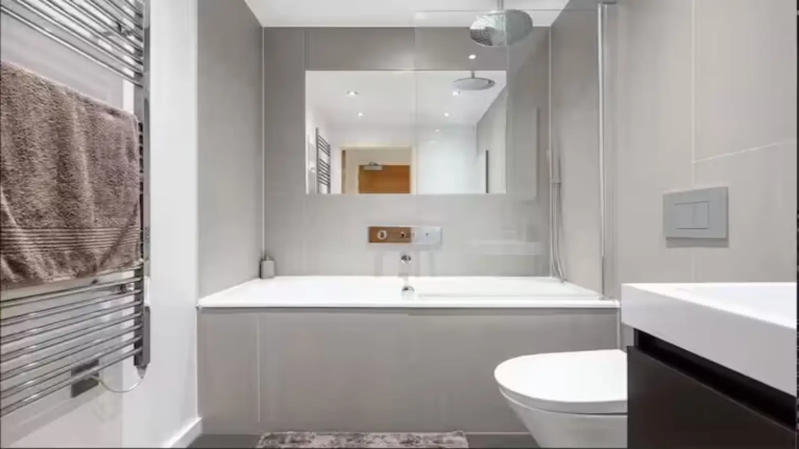 Flat Langham Road in Greater London