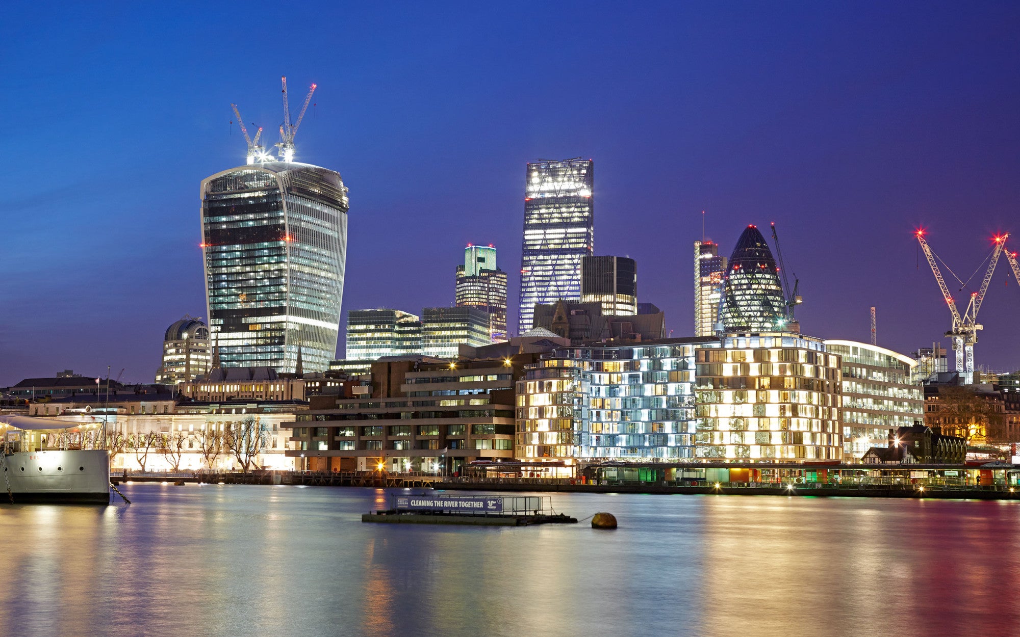Flat Lower Thames Street in City of London