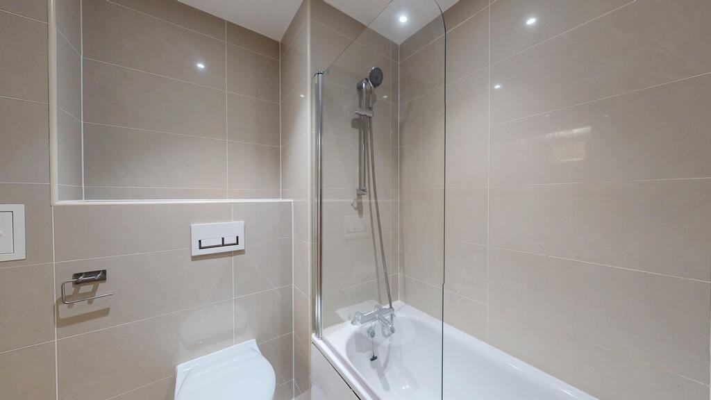Flat Greenhill Way in Greater London