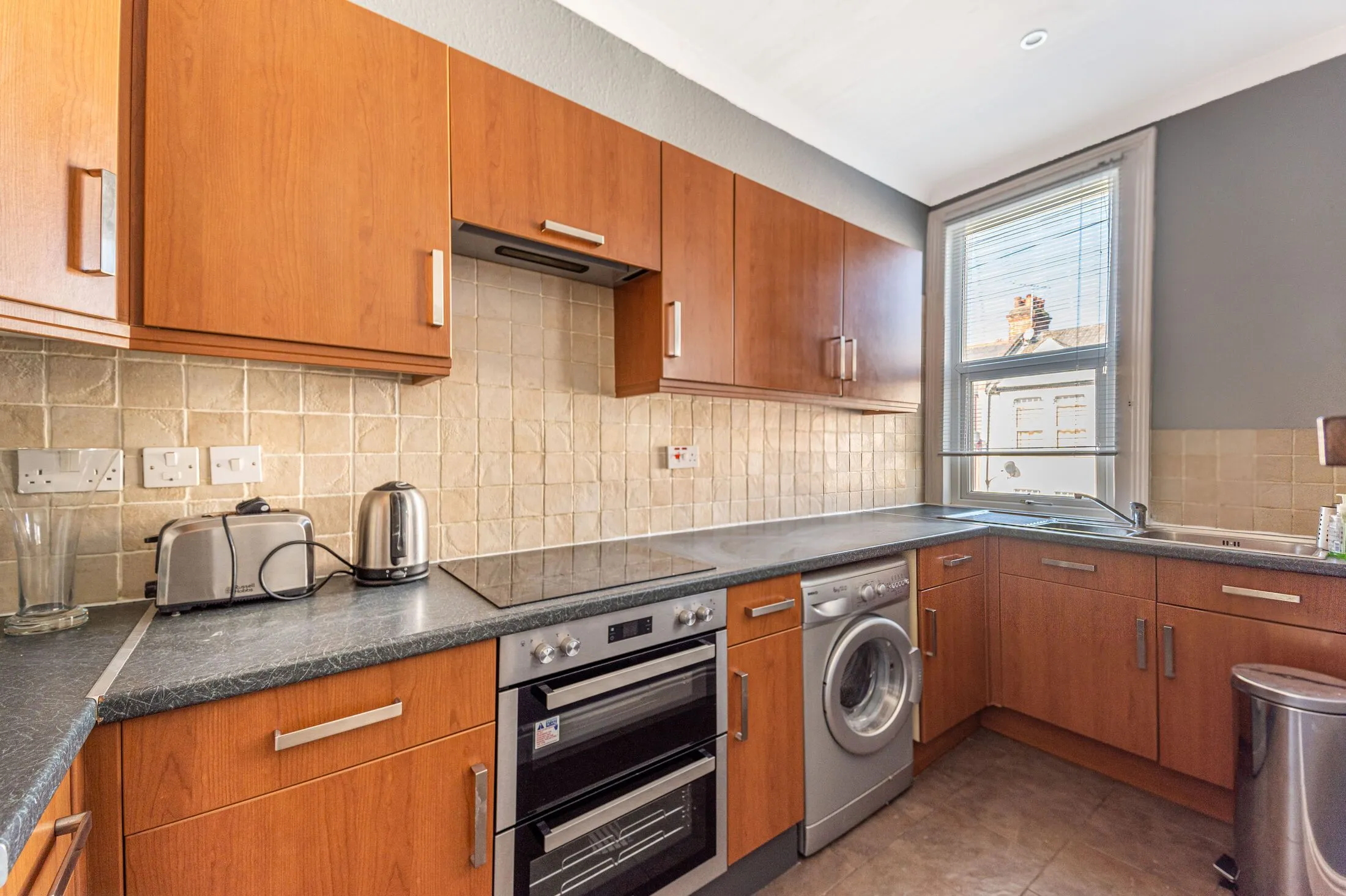 Flat Oaklands Road in Greater London