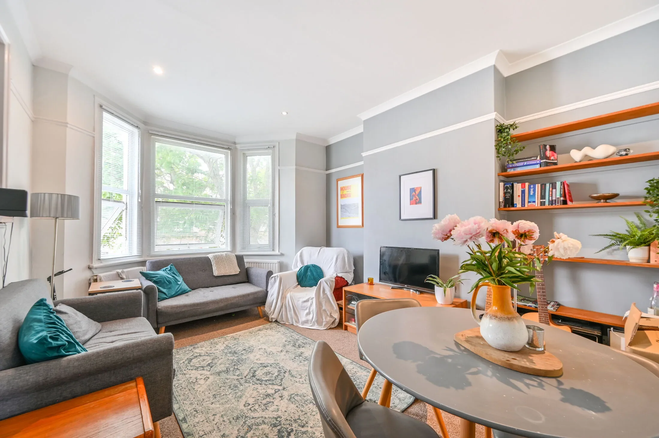 Flat Oaklands Road in Greater London
