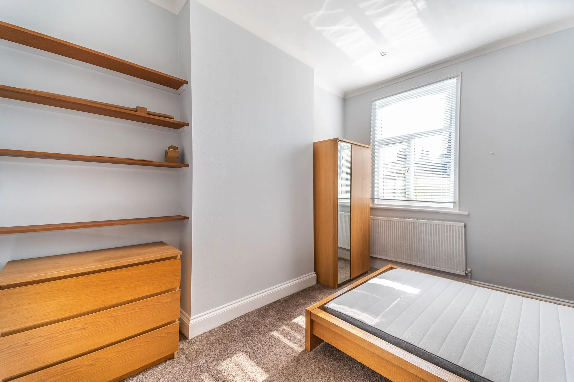 Flat Oaklands Road in Greater London