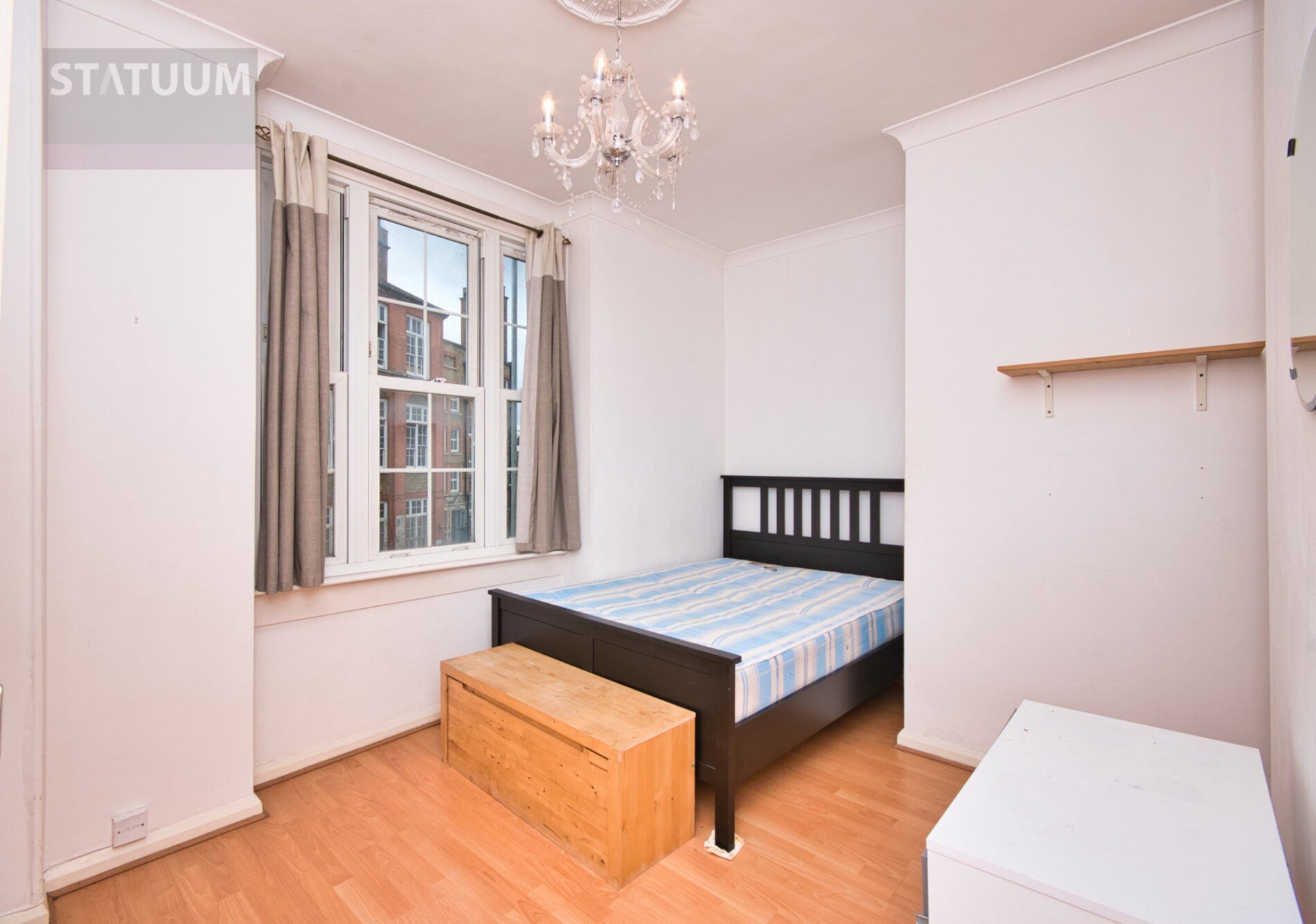 Flat Tooley Street in Greater London