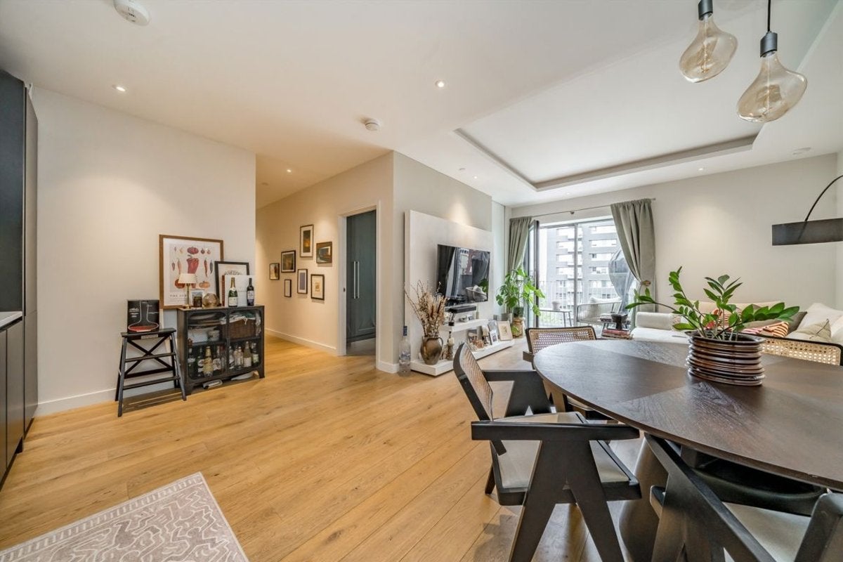 Flat Botanic Square in Greater London