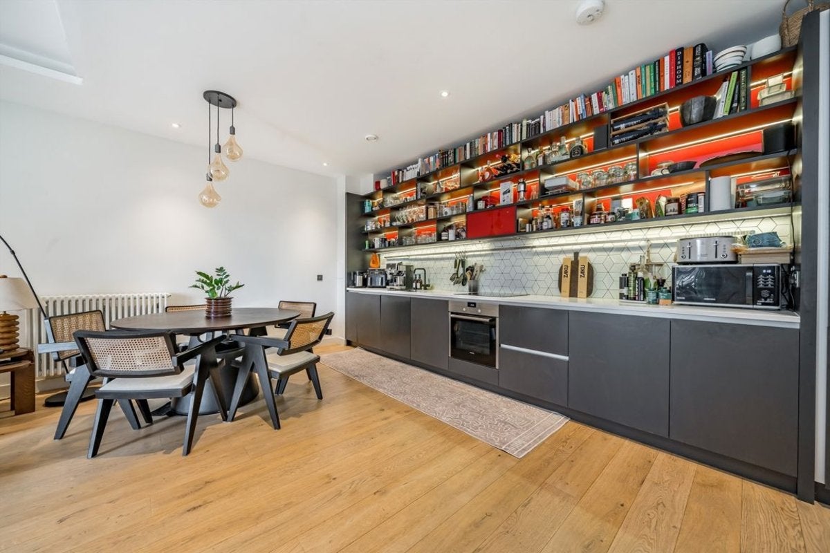 Flat Botanic Square in Greater London