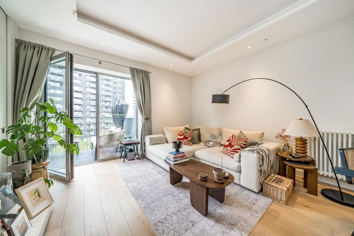 Flat Botanic Square in Greater London