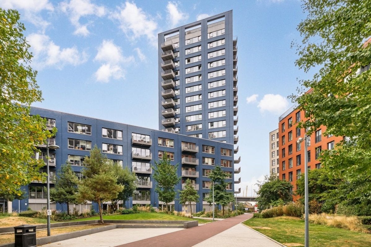 Flat Botanic Square in Greater London