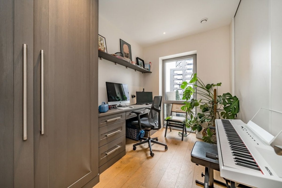 Flat Botanic Square in Greater London