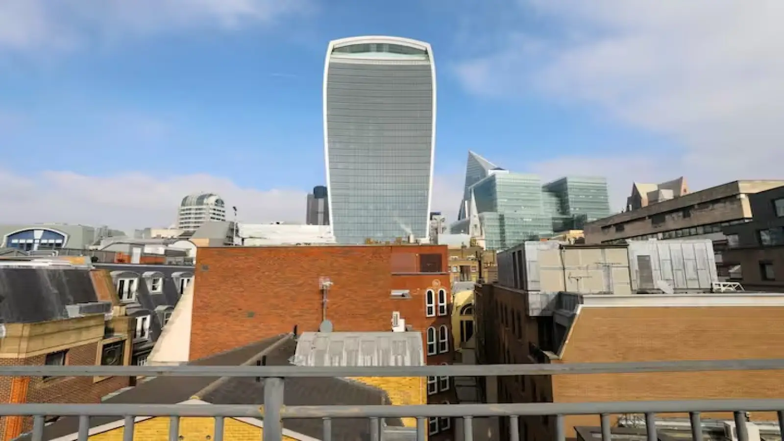 Flat Lower Thames Street in City of London