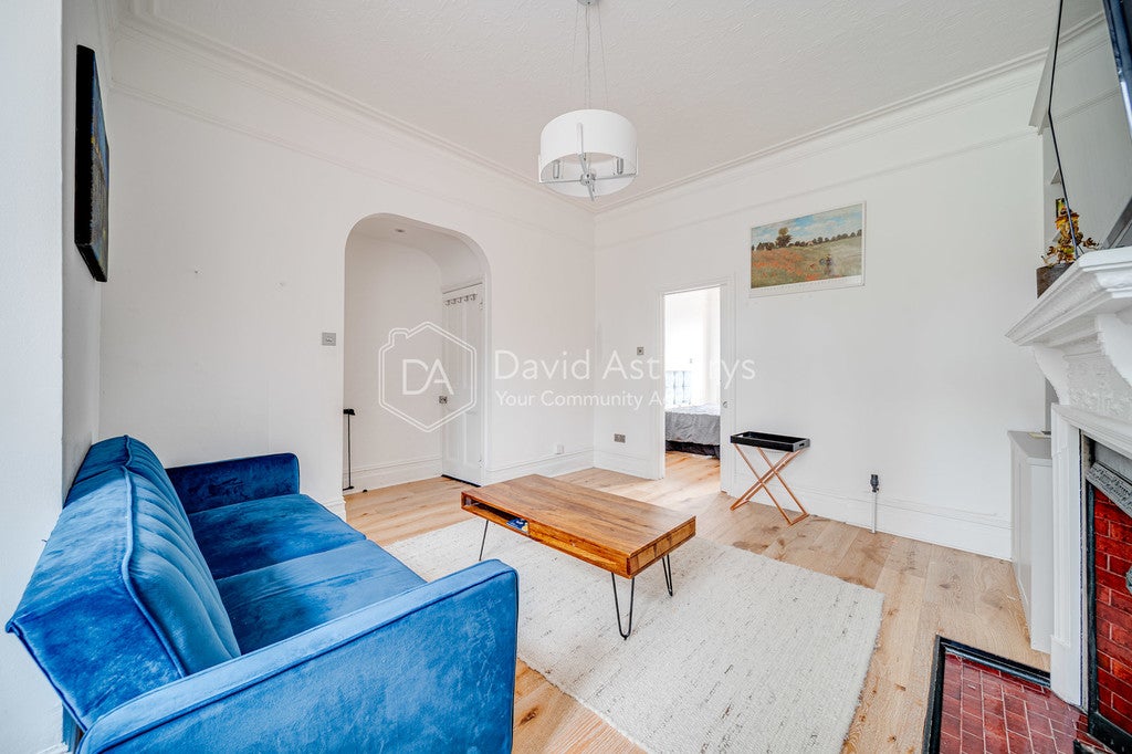 Flat Lyncroft Gardens in Greater London
