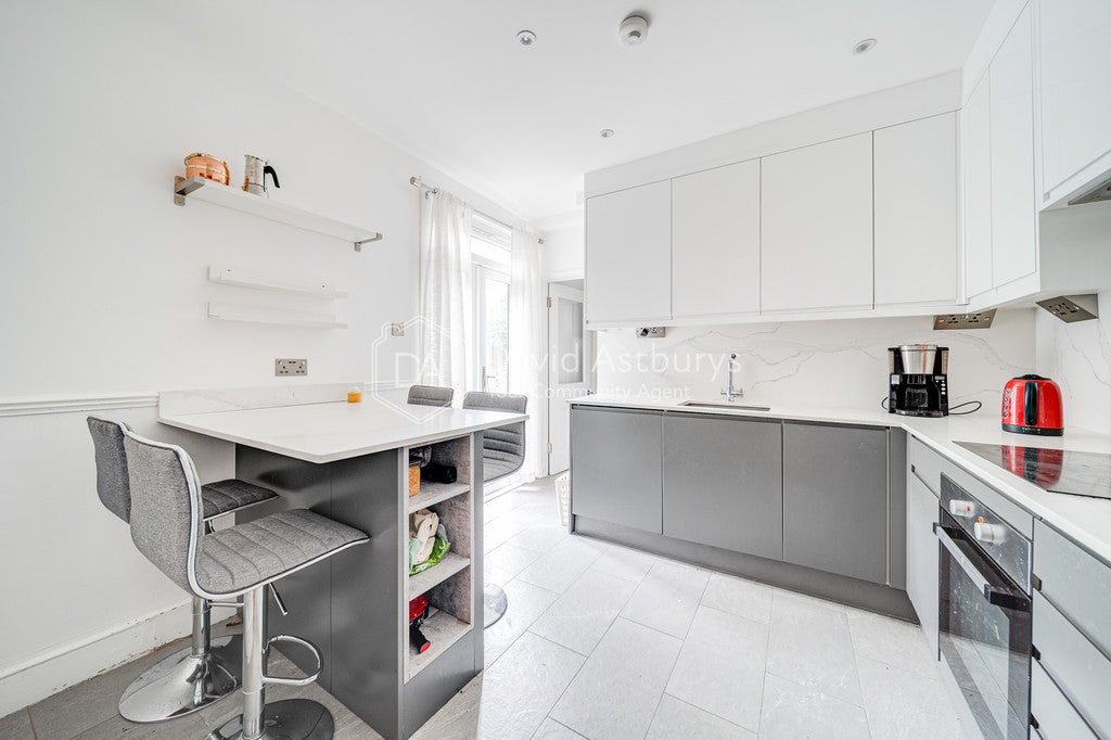 Flat Lyncroft Gardens in Greater London