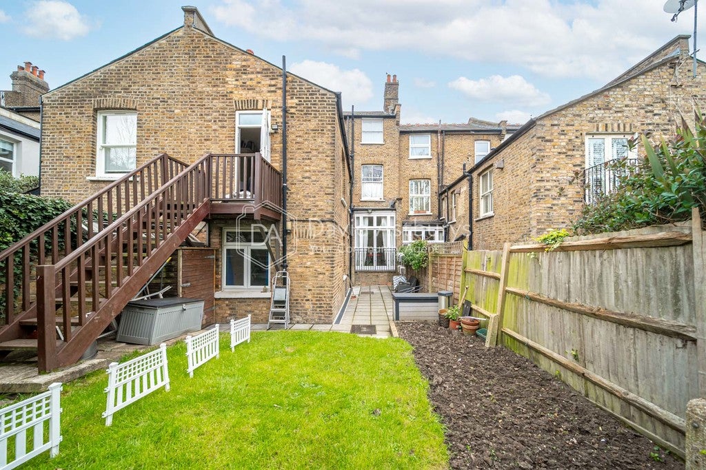 Flat Lyncroft Gardens in Greater London