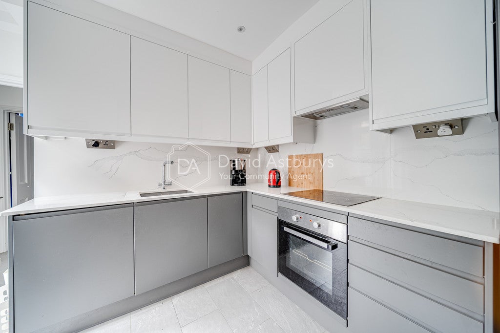 Flat Lyncroft Gardens in Greater London