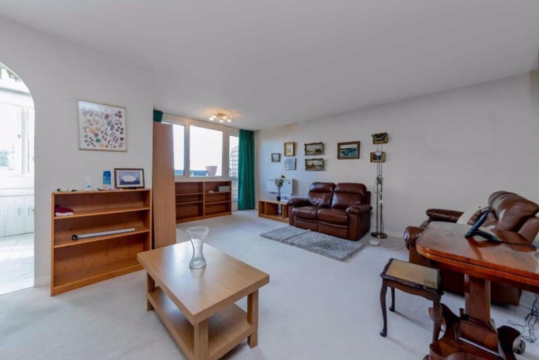 Flat Ashley Lane in Greater London