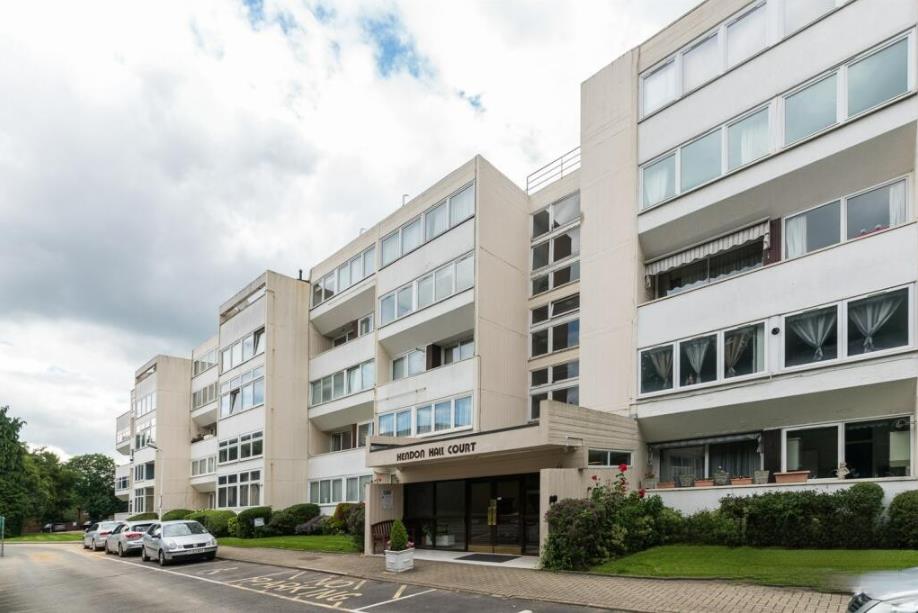 Flat Ashley Lane in Greater London